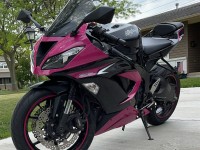 Dopo aver visto cosa ha passato il mio ragazzo con le sue carene aftermarket, ho deciso di prendere qualcosa di un po' più carino per sostituire la mia. Ho una zx6r del 2013. L'ho fatto cadere due volte grazie alla guida in pista. La carenatura non è originale, quindi ovviamente ci vorrà un po' di lavoro per farla adattarsi bene. Devi ancora preparare i pezzi con tutto l'hardware. L'installazione fa schifo, ma c'è da aspettarselo con le biciclette. Sono super emozionato per la stagione su pista di quest'anno, Black e Pink spiccheranno sicuramente!